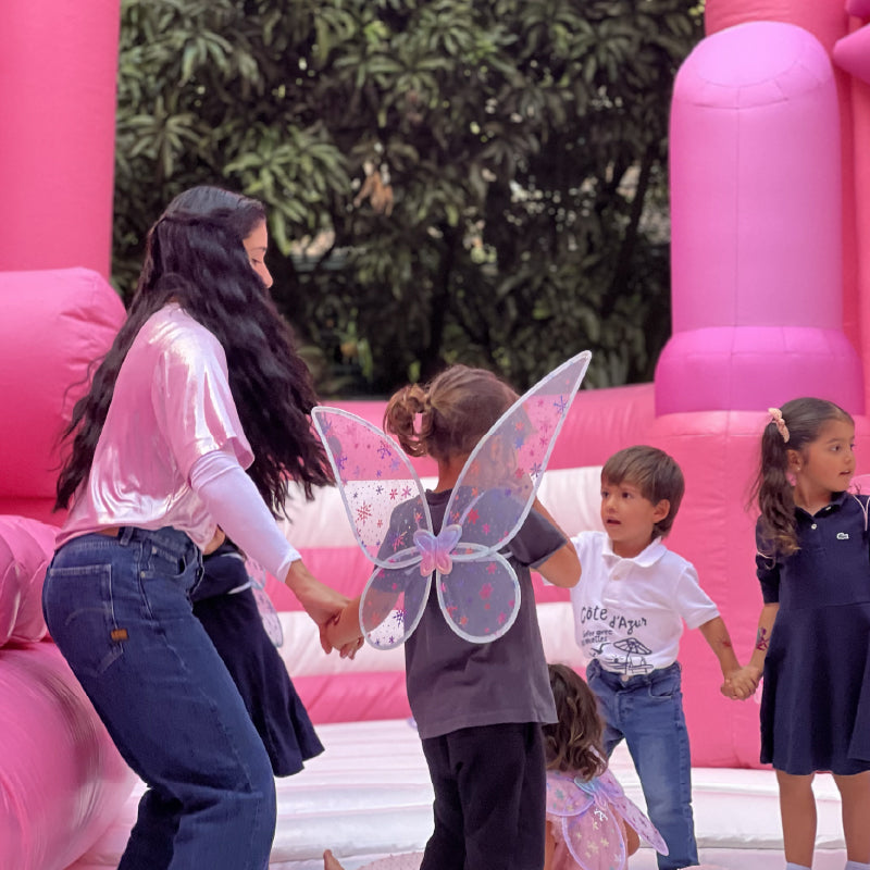 Diversión en castillo inflable rosa
